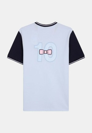 T-shirt bleu clair avec manches bleu foncé, un motif de nœud rose et le numéro 10 imprimé dans le dos.