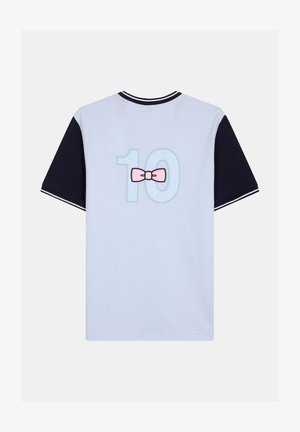 T-shirt bleu clair avec manches bleu foncé, un motif de nœud rose et le numéro 10 imprimé dans le dos.