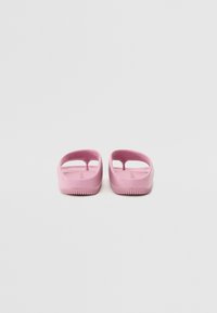 Rosa sklide sandaler med en glatt plastdesign, åpen tå-stil og teksturert fotbed. Har en lavprofil såle med ribbet grep.