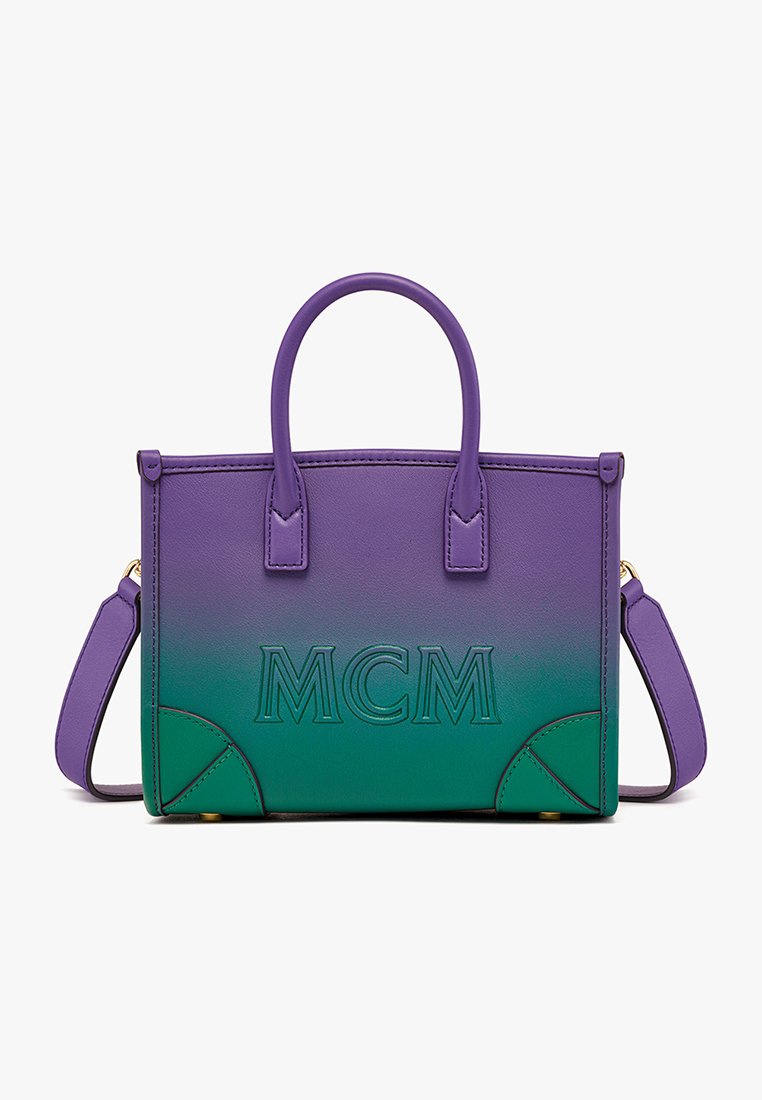 Lila und grüne Lederhandtasche mit einem verlaufenden Design, oberen Griffen, abnehmbarem Schultergurt und geprägtem 'MCM'-Logo auf der Vorderseite.