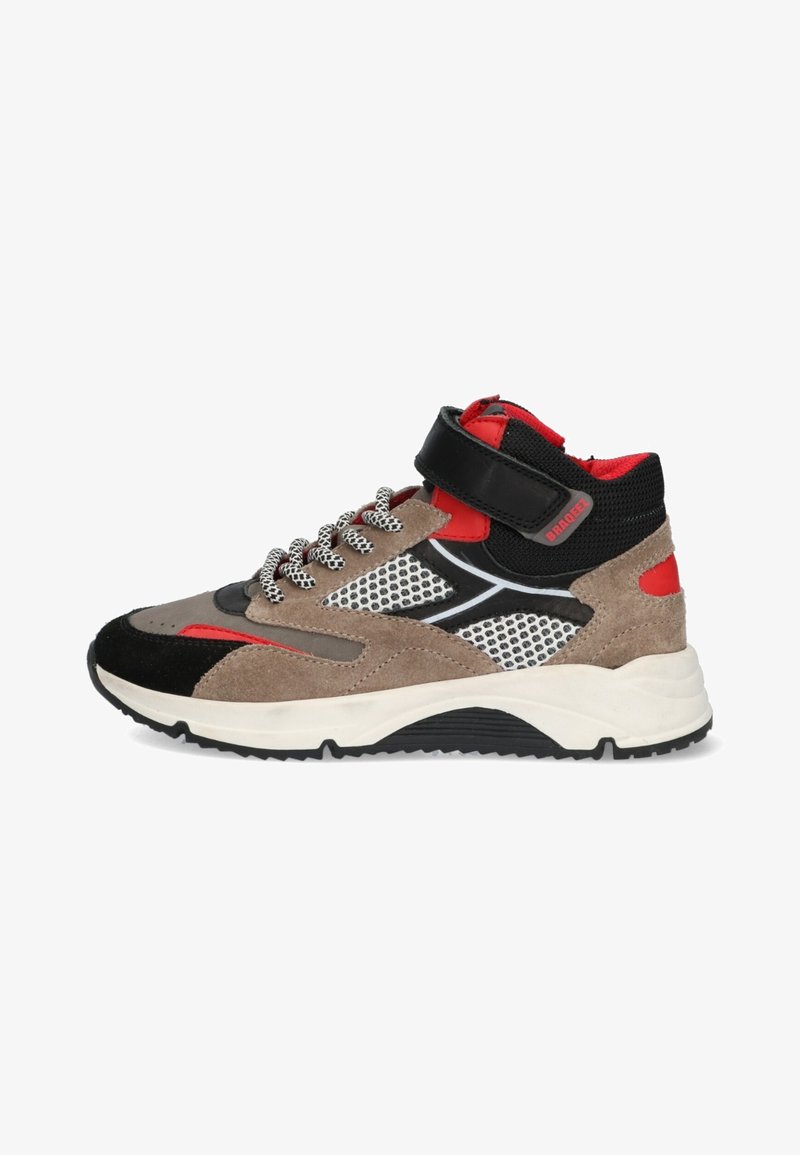 Tonal bruine en zwarte sportschoen met meshpanelen, een klittenbandsluiting en rode accenten. Bevat veters, getextureerd suède en een witte zool.