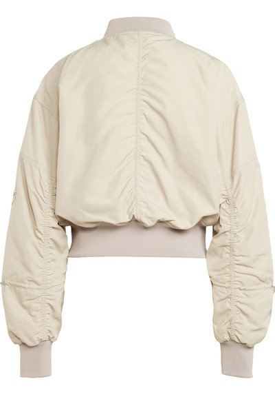 Beige cropped bomberjack met geribbelde kraag, oversized pofmouwen met gathered detail en elastische tailleband. Soepele textuur.