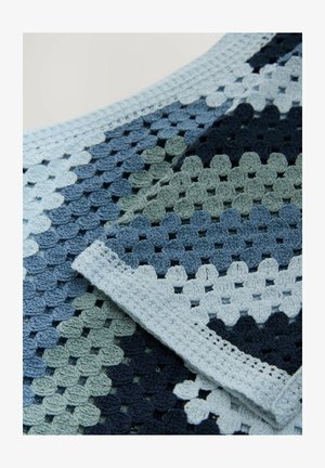 Häkeldecke mit sich überlappenden, sechseckigen Mustern in Blau- und Grüntönen. Die Ränder sind mit einem hellblauen, strukturierten Besatz versehen.