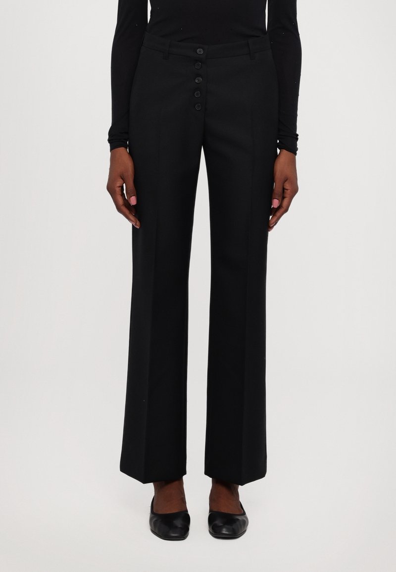 Svarta skräddarsydda byxor med hög midja, med en femknappsknäppning, raka ben och en mjuk, skräddarsydd textur.