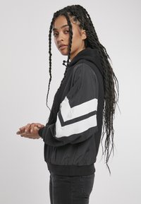 Urban Classics Džemperis su gobtuvu - black/white