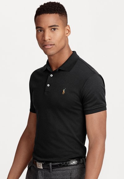 Polo shirt noir en mélange de coton, avec une patte de boutonnage à trois boutons et un logo brodé sur la poitrine. Texture lisse et design ajusté.