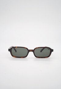 Ορθογώνια γυαλιά ηλίου με καλλίγραμμο μοτίβο χελώνας και σκουρό πράσινους φακούς, τοποθετημένα σε απλό λευκό φόντο, κεντραρισμένα και στραμμένα προς τα εμπρός.