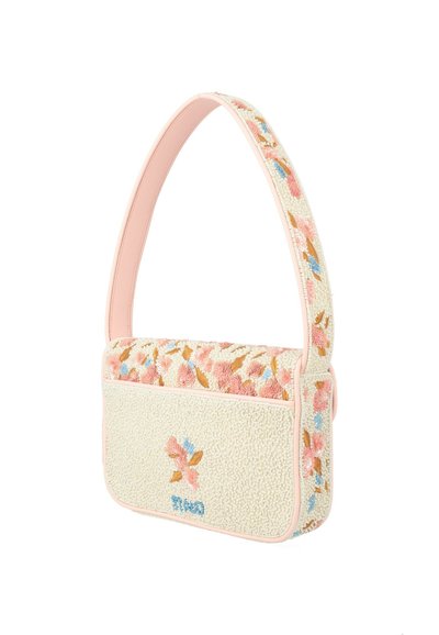 Petit sac à bandoulière rectangulaire avec tissu crème texturé, broderie florale rose et sangle rose assortie.