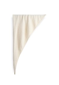 Sciarpa triangolare di colore crema realizzata in un tessuto morbido e strutturato. I bordi sono appuntiti, con un leggero drappeggio per un aspetto rilassato.