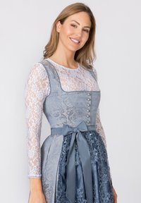 Blaues Kleid mit besticktem Spitzen-Oberteil, tailliertem Schnitt und Satinband. Verfügt über dekorative Knöpfe und einen fließenden Rock mit filigranen Mustern.