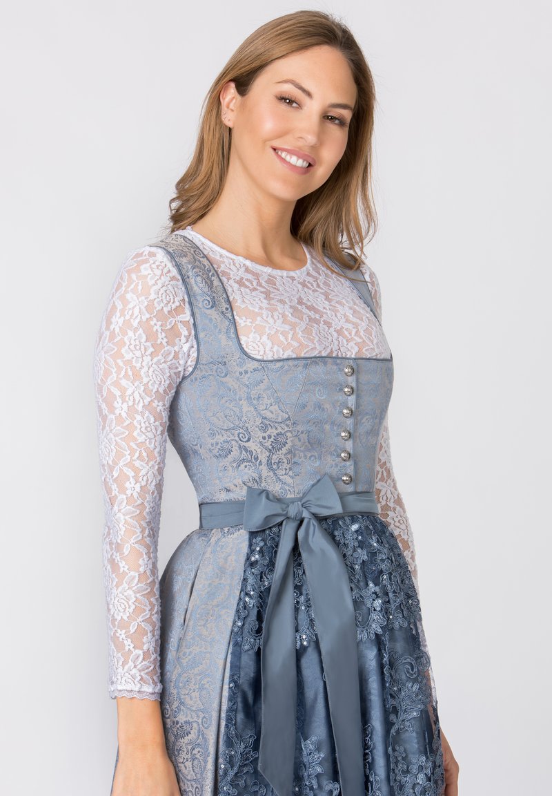 Blaues Kleid mit besticktem Spitzen-Oberteil, tailliertem Schnitt und Satinband. Verfügt über dekorative Knöpfe und einen fließenden Rock mit filigranen Mustern.