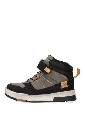 Zapatilla de caña alta con parte superior de ante negro y sintético gris, presenta una correa de velcro, ojales de metal y una suela de goma texturizada.