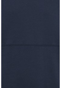 Mornarsko modra kapuca z gladko teksturo, z vodoravno šivom na sredini, izdelana iz mehke mešanice bombaža.