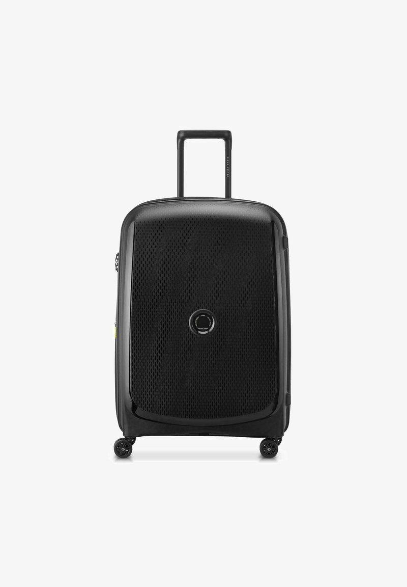 Valise rigide noire avec une surface texturée, poignée rétractable et quatre roues pour la mobilité. Présente un logo au centre.