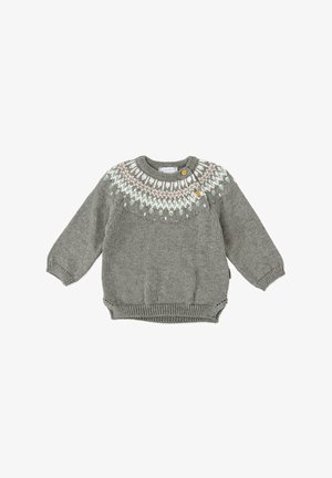 Suéter de punto gris con un yugo patterned que presenta acentos en verde, blanco y marrón, escote redondo y dos botones de madera en el hombro.