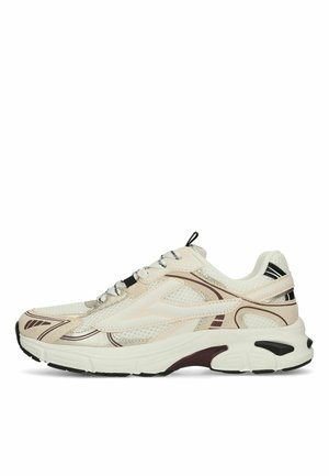 Baskets de sport blanches et beiges avec des panneaux en mesh, des accents noirs et marron, et une semelle en caoutchouc blanche robuste vues de profil.