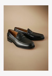 Unselected, black