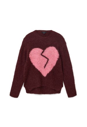 Burgundy stickad tröja med en fluffig textur och ett stort rosa trasigt hjärtformat mönster på framsidan. Rund hals och avslappnad passform.