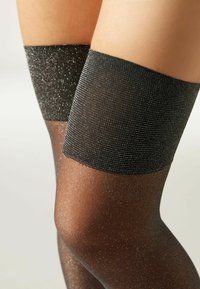 Sorte lårhøje strømper med en tekstureret, glitrende overflade; solide sorte bånd i toppen; gennemsigtig krop med metalliske accenter.
