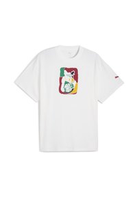 Tricou alb din bumbac, cu un grafic multicolor al unei pisici care ține o minge de baschet. Mâneci scurte cu logo-ul Puma în roșu pe mânecă.