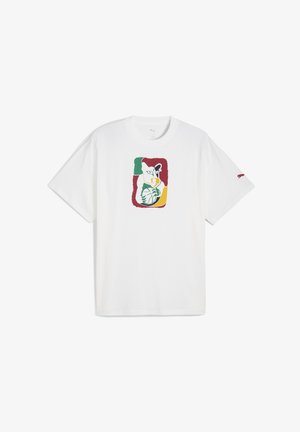 T-shirt en coton blanc avec un graphique multicolore d'un chat tenant un ballon de basket. Manches courtes avec le logo Puma en rouge sur la manche.