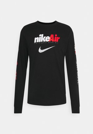 Langärmeliges schwarzes T-Shirt mit "nikeAir"-Logo in Rot und Weiß sowie einem silbernen Swoosh. Text auf den Ärmeln, robustes Baumwollmaterial.