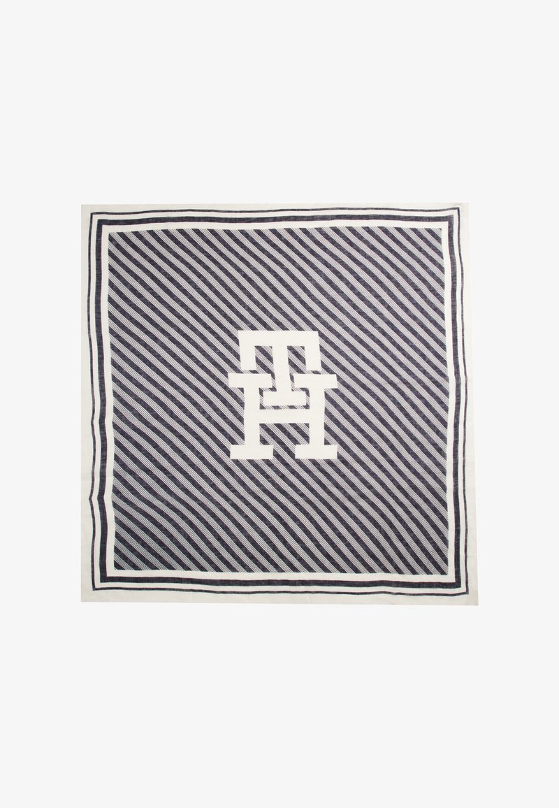 Mornaric in belih prugasti kvadraten šal z izrazitim belim logotipom na sredini, obrobljen z belim okvirom in mehkimi teksturami.