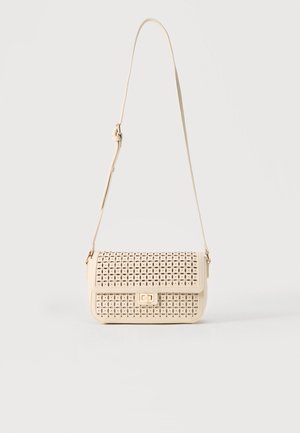 Beige skuldertaske med perforeret blomstermønster, klaplukning, rektangulær form og justerbar rem.
