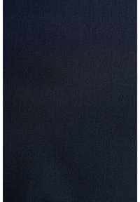 Mörk marinblått tyg med en jämn och slät textur. Materialet verkar mjukt och hållbart, utan synliga mönster eller dekorationer.