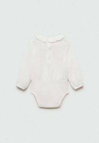 Bela otroška bodi z dolgimi rokavi, teksturirano blago, z nabranim ovratnikom in tremi gumbi na hrbtu. Vsebuje gladko, enotno spodnje območje.