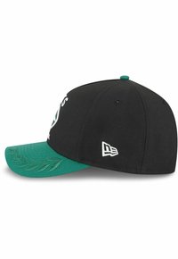 Casquette noire avec une visière verte, présentant un design texturé sur la visière et un logo brodé à l'avant et sur le côté.