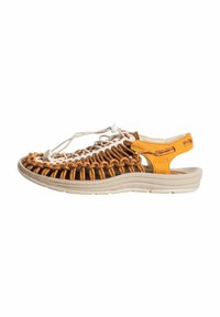 Sandale multicolore avec une corde tissée beige et marron sur une base gris clair, accompagnée d'un accent de talon en cuir jaune et de lacets réglables.