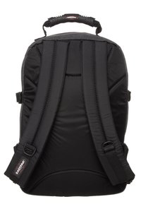 Zaino nero con spallacci imbottiti, parte superiore grigia e strutturata e una maniglia robusta. Presenta una patch con il logo e un design ergonomico.