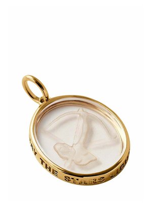 Colgante circular de oro con texto grabado alrededor del borde y figura translúcida de un arquero con arco dentro de un centro transparente.