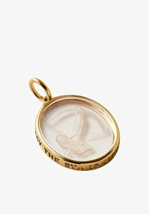 Colgante circular de oro con texto grabado alrededor del borde y figura translúcida de un arquero con arco dentro de un centro transparente.