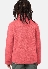 Giacca in pile di un brillante colore rosa, con una superficie testurizzata e soffice. Presenta un colletto alto e maniche lunghe, adatta per essere indossata a strati.