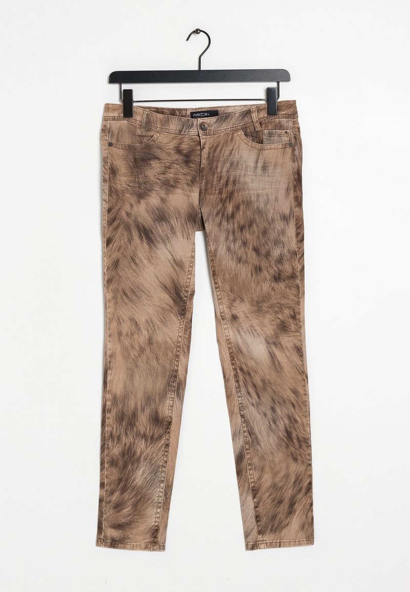 Jean slim marron tie-dye suspendu sur un cintre noir contre un fond blanc, vue de face avec bouton et poches visibles.