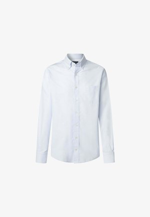 Chemise à rayures bleu clair à manches longues avec col boutonné, poche poitrine et boutons blancs. Tissu en coton avec une texture lisse.