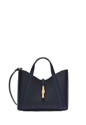 Sac à main en cuir noir avec deux poignées, une longue bandoulière réglable et un fermoir doré central à l'avant.