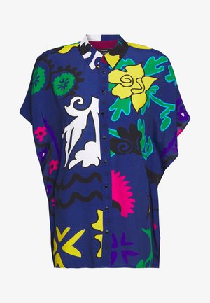 Modrá halenka s krátkým rukávem, která obsahuje živé květinové a abstraktní vzory v žluté, růžové, zelené a černé barvě, s předním zapínáním na knoflíky.