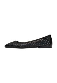Ballerines noires à empeigne synthétique perforée avec motifs géométriques, bout pointu et petit talon. Texture lisse et design épuré.