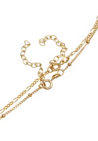 Collana a catena in tono oro con stili di maglia variabili, inclusi anelli piccoli rotondi e ovali, e una chiusura a moschettone sicura con marchio 925.
