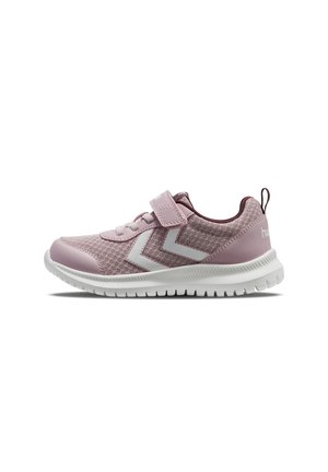 Lichtroze kindersneaker met wit chevron-logo, mesh bovenwerk, klittenbandsluiting en witte rubberen zool op een witte achtergrond.