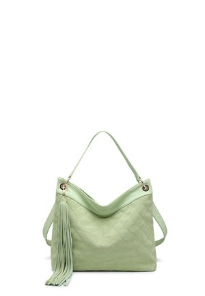Borsa trapuntata verde chiaro con manico superiore, tracolla lunga e grande nappina decorativa su sfondo bianco.