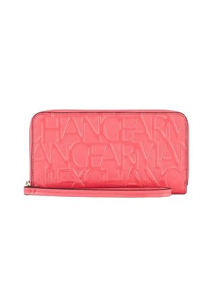 Portafoglio in pelle corallo con design del logo impresso. Forma rettangolare con chiusura a zip e una striscia da polso per un facile trasporto.