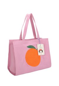 Borsa a tracolla in tela rosa con un'applicazione arancione e una foglia verde. Presenta manici robusti e un'etichetta con un'illustrazione decorativa.
