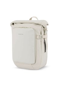 Svetle šedý batoh s rolovaným víkem, hladkým povrchem, přední kapsou na zip, nastavitelným bočním popruhem a minimalistickým designem.