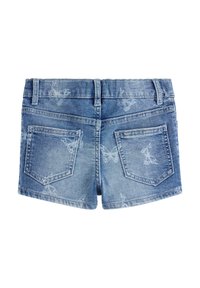 Ljusblå denimshorts med fjärilstryck, fem fickor och en klassisk midja. Tyget har en mjuk textur och lätt slitage.