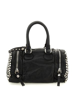 Borsa in pelle nera con doppi manici, cerniere argentate sul davanti e borchie rotonde argentate che decorano entrambi i lati.