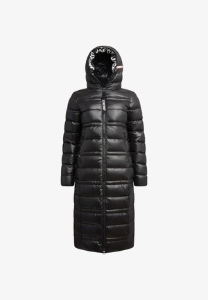 Manteau long noir en duvet avec capuche, fermeture éclair frontale complète, poches latérales et marquage "JACK IT" sur la fermeture éclair et la doublure de la capuche.